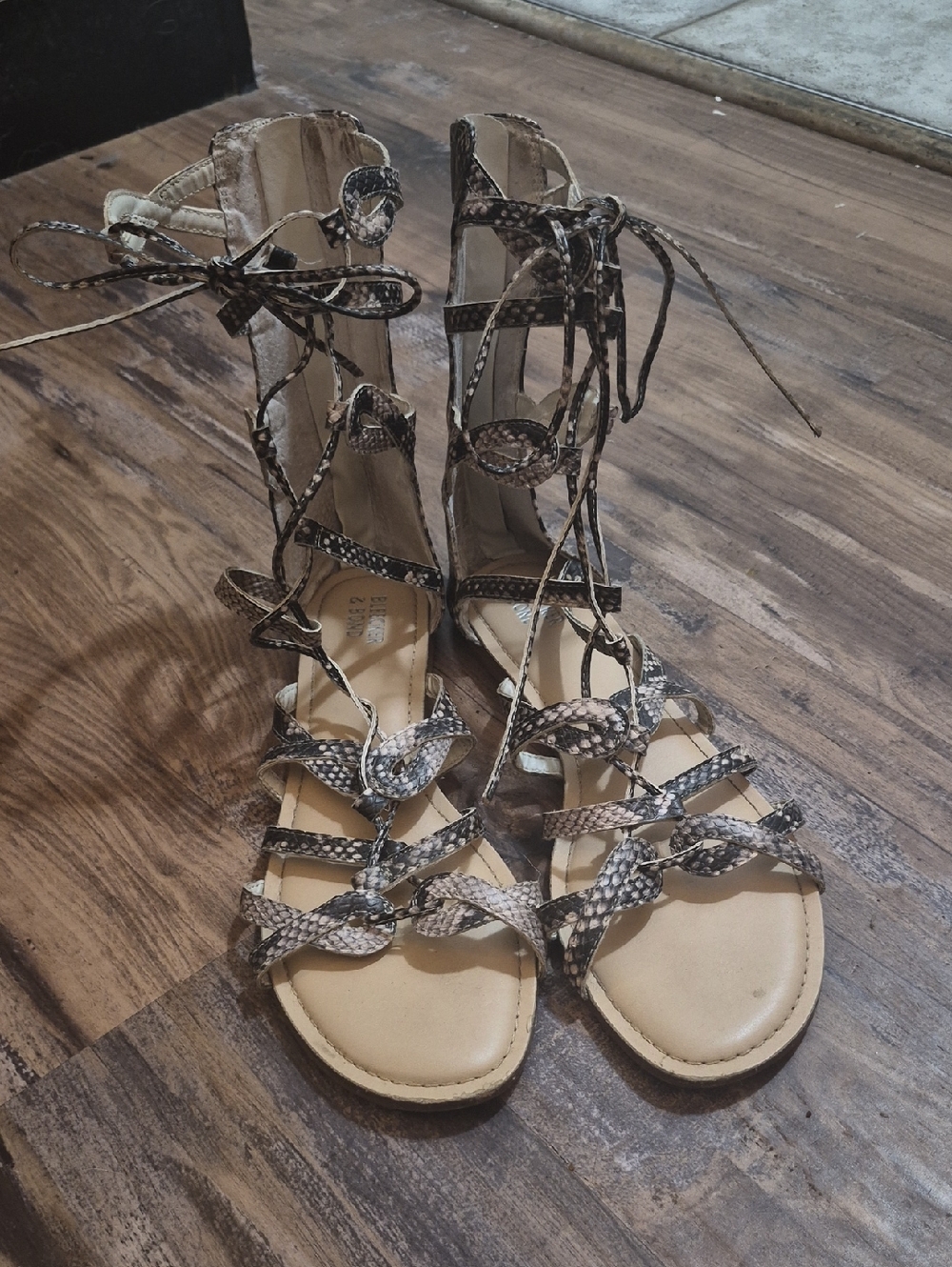 EUC Bleecker And Bond Markie Strappy Gladiator Sandal. Womens 9. Snakeskin.
